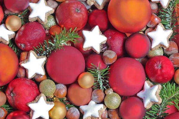 Weihnachten Hintergrund mit Äpfeln, Plätzchen und Christbaumkugeln — Stockfoto