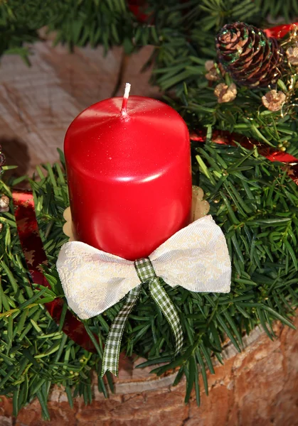 Decorazione natalizia con candela rossa e rami di ebreo su albero tr — Foto Stock