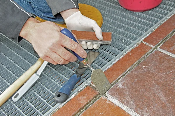 Worker repairing and grouting patio — Stock Photo, Image