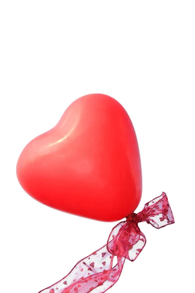 Красный шарик в форме сердца с лентой, белый фон — стоковое фото