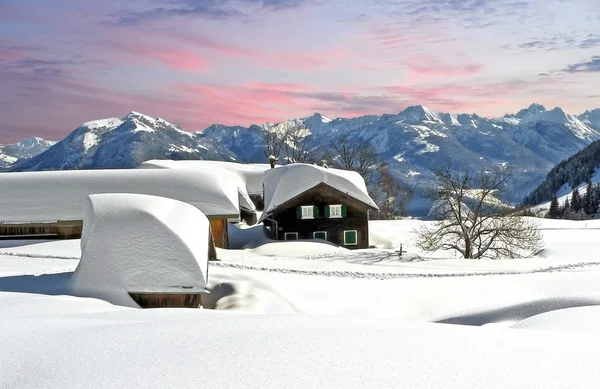 Fabulosa paisagem austríaca de inverno com uma pitoresca aldeia — Fotografia de Stock