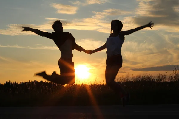 Teenage søstre, laver øvelser ved solnedgang - Stock-foto