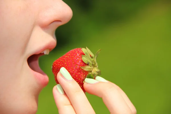 Adolescente comendo um morango — Fotografia de Stock