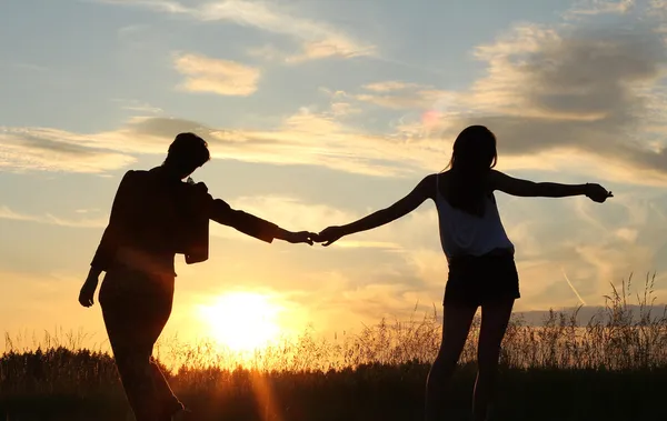 genç kız, elele - günbatımı siluetleri