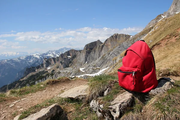 Mochila roja, contra el panorama austriaco de la montaña —  Fotos de Stock