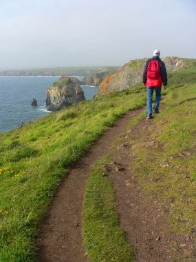 Güney İngiltere'de bir kıyı hiking yolda yürüyen adam