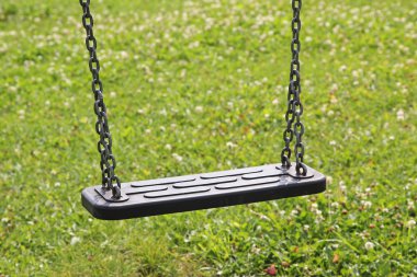kinderen swing, tegen groen gras, kinderspeelplaats