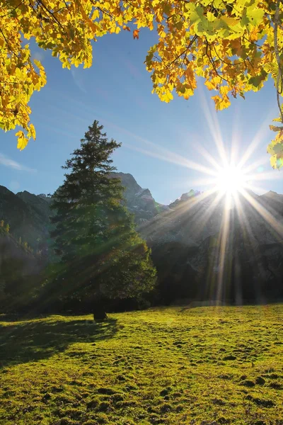 Bright sunburst, autumnal landscape karwendel, austria — Stock Photo, Image