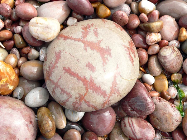 Красочные камни с узором на пляже — стоковое фото