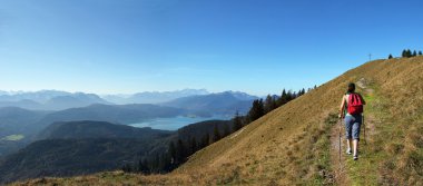Dağcılık kadın, Bavyera alp üzerinde güzel panoramik manzarası