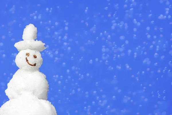 Fond avec bonhomme de neige souriant et flou — Photo