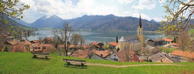 Gözetleme noktası banklar, panoramik schliersee Gölü ile bir