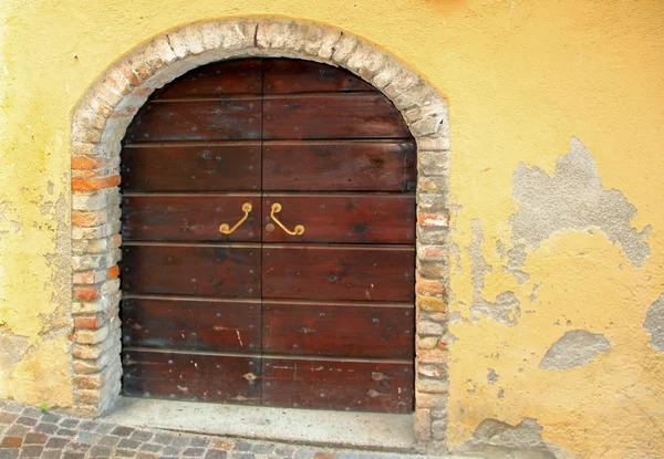 Rustykalne łukowe wejście i eksfoliowanego ściany — Zdjęcie stockowe