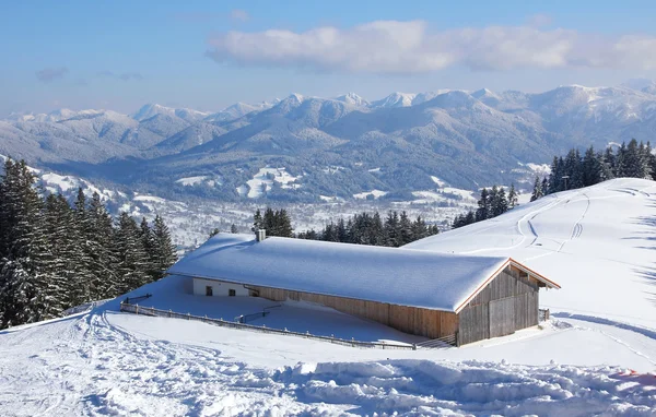 Panoramiczny widok na pasmo górskie i doliny, domek, bawarskiej l — Zdjęcie stockowe