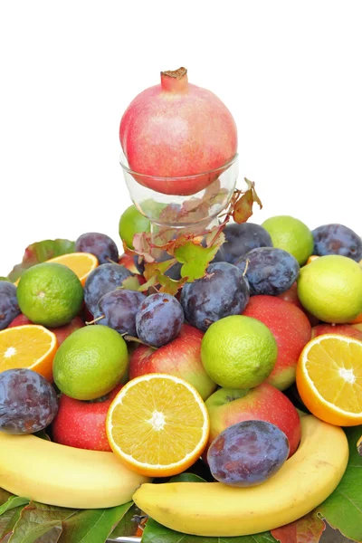 Frutas frescas apiladas con granada en la parte superior, aisladas en wh —  Fotos de Stock