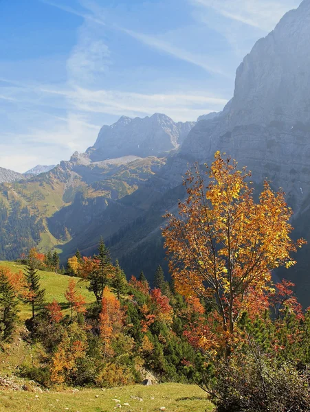 Karwendel doliny i góry, austriacki jesień krajobraz — Zdjęcie stockowe