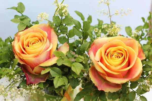 Racimo pequeño con dos rosas naranjas y salvado de arándanos de hoja fina —  Fotos de Stock