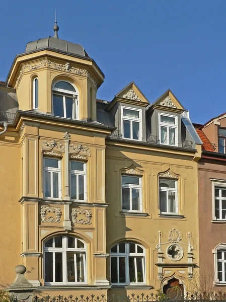 Historische Hausfassade mit Spitz und Giebel, Deutschland — Stockfoto