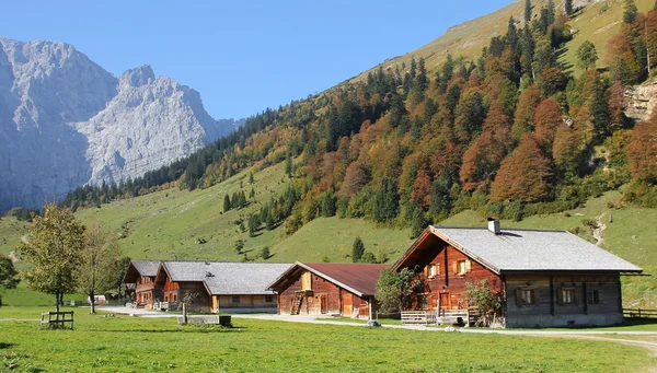 Cabanas alpinas, vale de karwendel, Áustria — Fotografia de Stock