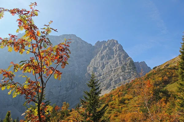 Podzimní turistická stezka, karwendel Alpy, Rakousko — Stock fotografie