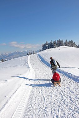 Bavyera Alpleri'nde bir kabotaj slayta baba ve oğul