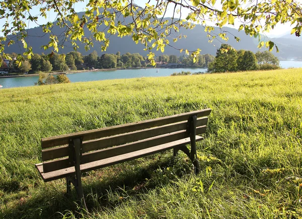 Mirador con banco, lago tegernsee, alemania — Foto de Stock