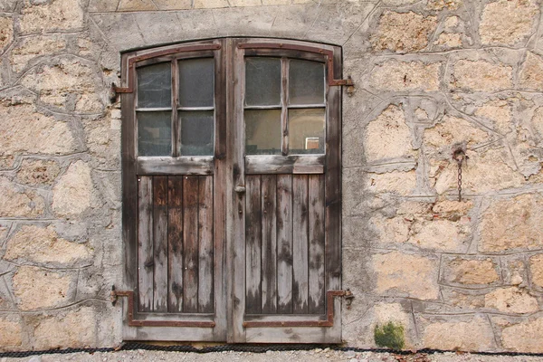 Muro di pietra e vecchia porta fienile — Foto Stock