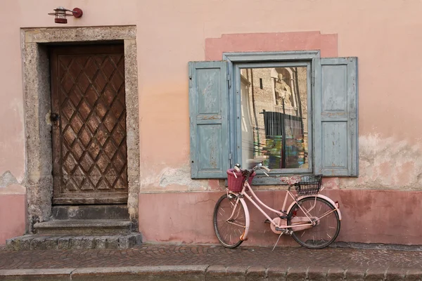 Frente da casa com bicicleta nostálgica envelhecida — Fotografia de Stock