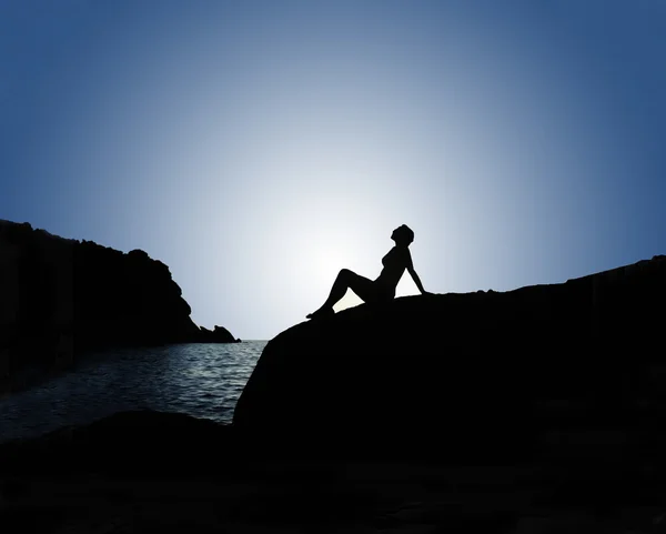 Woman silhouette, nightly coastal scenery — Stock Photo, Image