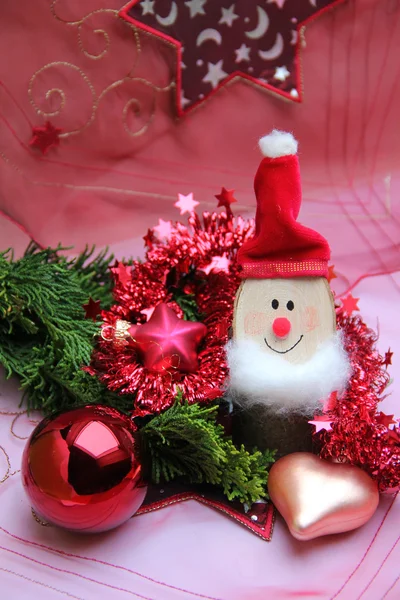 Kerstdecoratie met gnome en kerstballen — Stockfoto