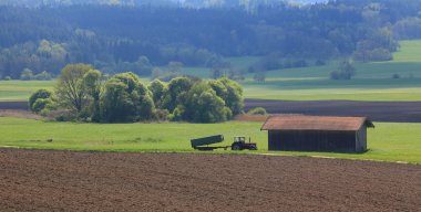 sürülmüş alana ve yeşilliklerle, tarım manzara