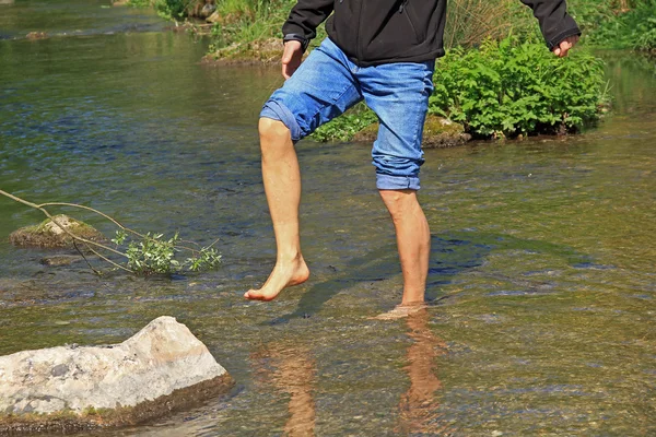Az ember edzés a hideg patak — Stock Fotó
