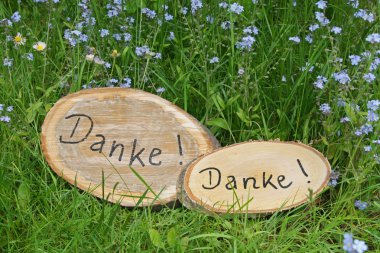 iki rustik ağaç el yazısıyla teşekkür oin ile Bahçe la böler.