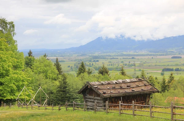 Historische schuur en panoramische landschap, Beieren — Stockfoto