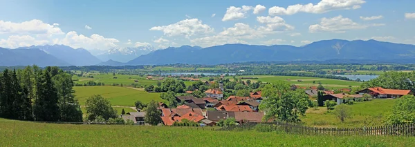 Beierse dorp, bergketen en rurale landschap — Stockfoto