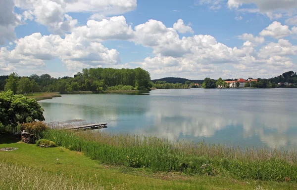 Idyllischer see seeon und kloster, deutschland — Stockfoto