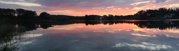 Sjön seeon och klostret vid solnedgången, panorama storlek — Stockfoto