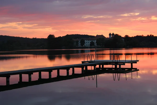 本笃会修道院和湖 seeon，日落时分的木浮桥 — 图库照片