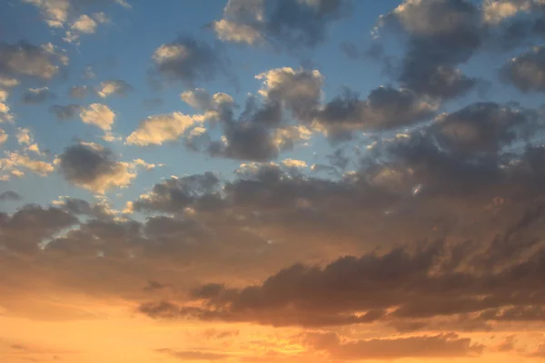 Cielo al tramonto con nuvole — Foto Stock