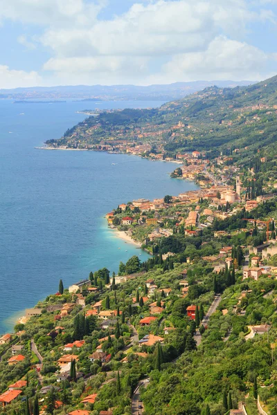 Gargnano dorp en garda lake van bovenaf — Stockfoto