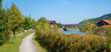 Loisach nehri boyunca güzel bir yürüyüş yolu, Eschenlohe köyü, Bavyera 'da sonbahar manzarası