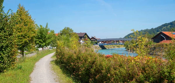 Loisach nehri boyunca güzel bir yürüyüş yolu, Eschenlohe köyü, Bavyera 'da sonbahar manzarası