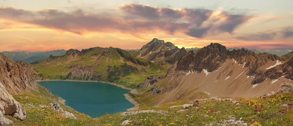 Lunersee és az osztrák Alpokban, a naplemente gyönyörű panorámával — Stock Fotó