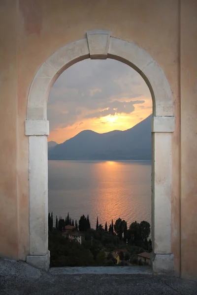 View through arched door - mediterranean sunset — Stock Photo, Image