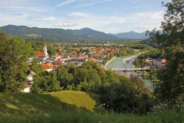 Blick auf Bad Tolz und die Alpen, bayerische Landschaft, Deutschland — Stockfoto
