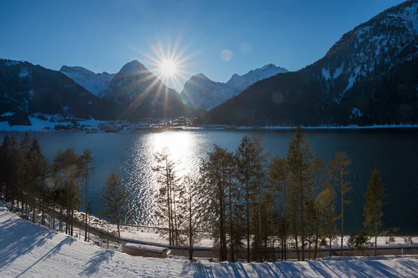 Jezero Pobřeží Achensee Večerních Hodinách Klesající Slunce Nad Pohořím Turistické — Stock fotografie