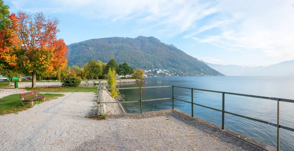 湖畔遊歩道観光リゾートグムンデン 秋の風景Salzkammergutオーストリア — ストック写真