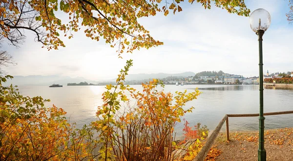Promenáda Jezera Gmunden Podzimní Krajina Pestrobarevnými Větvemi Keři Salzkammergut Rakousko — Stock fotografie