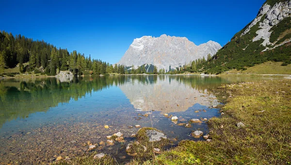 Zasněné Jezero Seebensee Hora Zugspitze Odrážející Vodě Krajina Panorama Rakousko — Stock fotografie