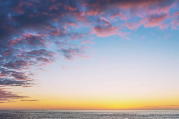 Drömmande Solnedgångslandskap Atlanten Blå Himmel Med Rosa Moln Och Kopiera — Stockfoto